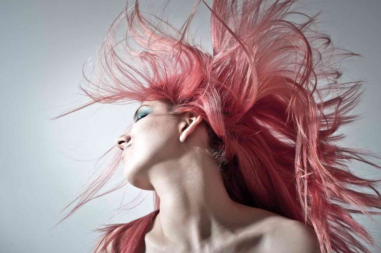 Capelli, qual è il colore che ti fa sembrare più giovane? Scoprilo