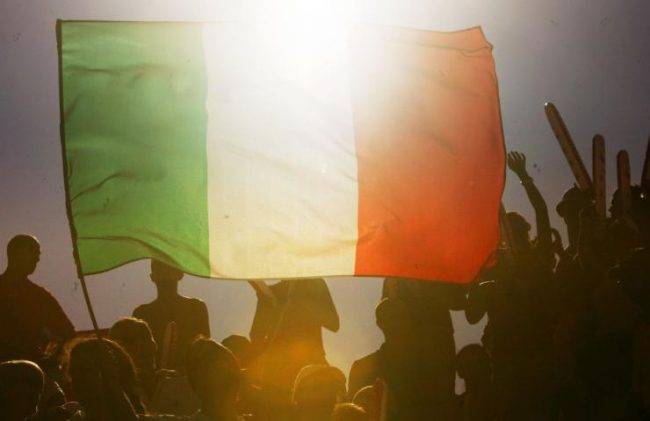 Tanti i paesi vicini all'Italia: il tricolore sui loro monumenti