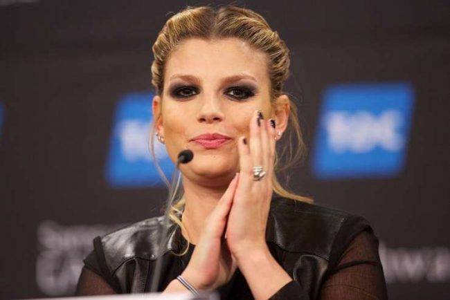 Coronavirus, ecco come Emma Marrone si allena in casa