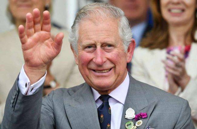 Il Principe Carlo esce dall'isolamento: ma sono passati solo 7 giorni