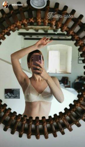 Miriam Leone: selfie in intimo per dire: "Io resto a casa"