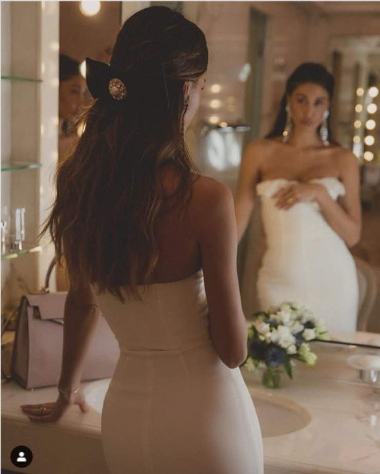 Belen Rodriguez torna ad indossare l'abito da sposa: fan increduli