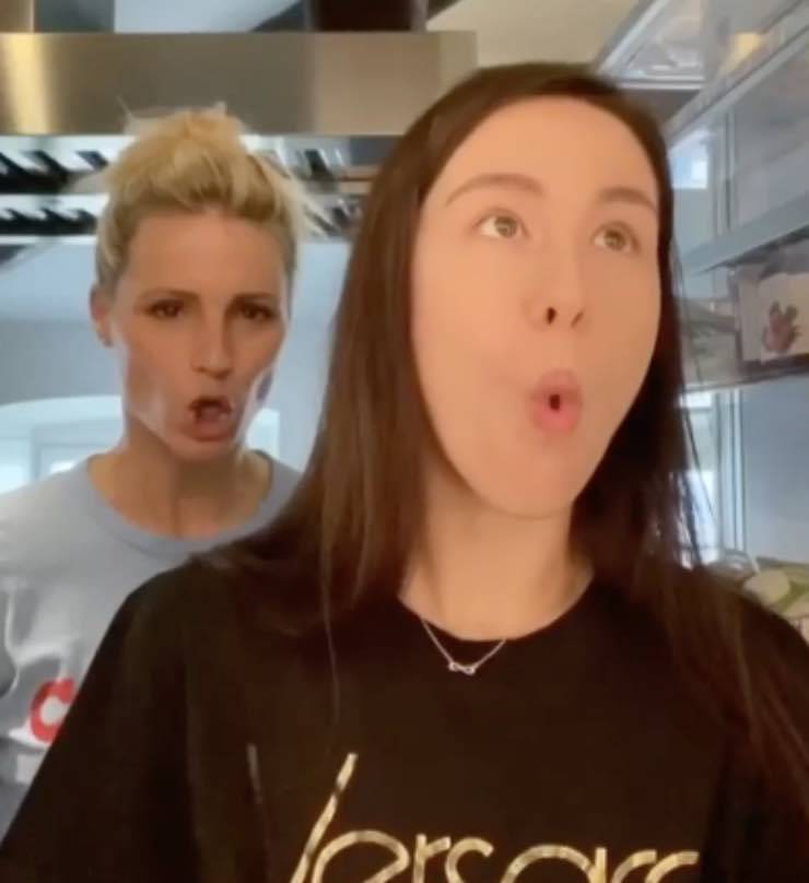 Aurora Ramazzotti, Michelle Hunziker a difesa del frigo: il video è virale