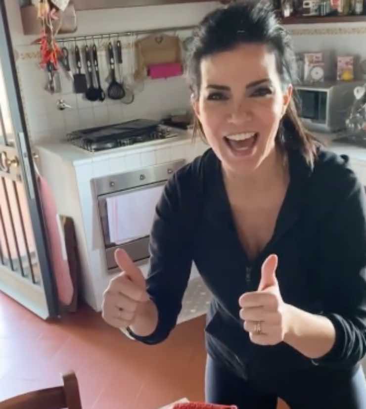 Laura Torrisi, splendida ai fornelli: poi la foto che fa ridere tutti