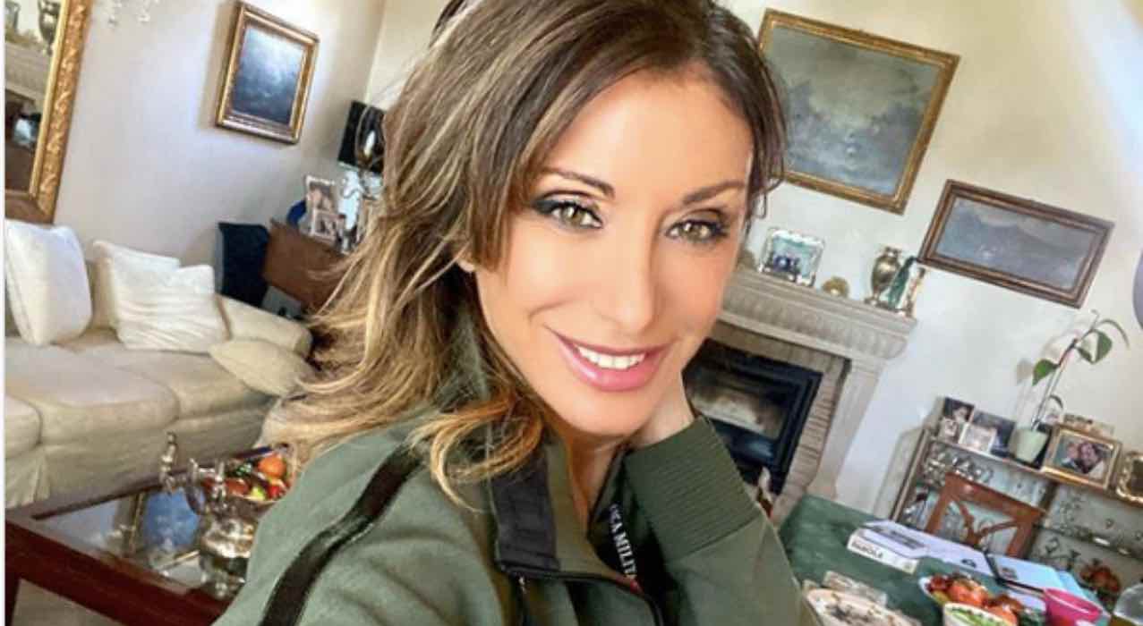 Sabrina Salerno, da casalinga toglie il fiato: "Madame Amuchina"