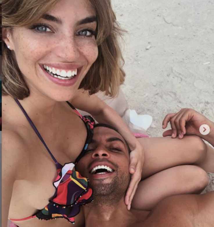 Nicole Mazzocato 'esaurita': balla, a coprirla solo l'asciugamano