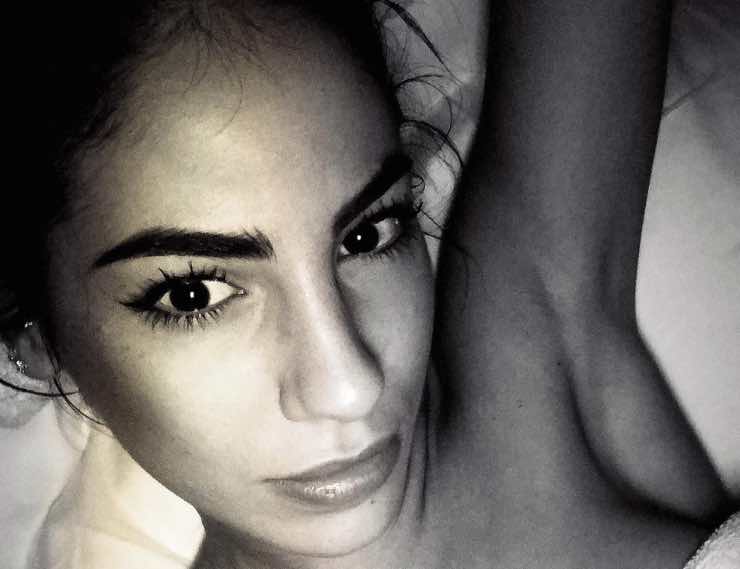 Giulia De Lellis, brutta caduta per lei: chi è l'uomo che riprende la scena?