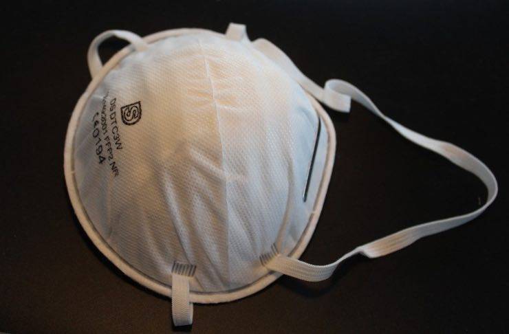 Coronavirus, gesto gravissimo: via la mascherina, sputa sulla frutta