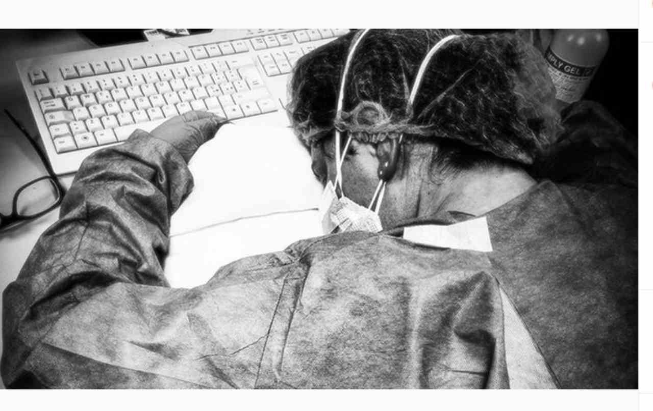 Coronavirus: la foto dell'infermiera stremata fa il giro del web