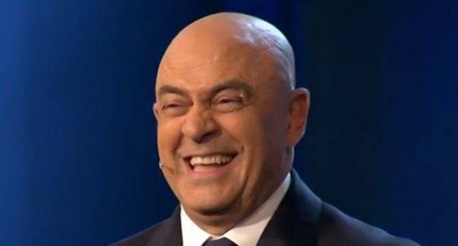 Coronavirus, Crozza nel monologo: "Parlo a 500 seggiolini"