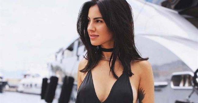 Giulia De Lellis: la sua scollatura nel post fa impazzire i fan