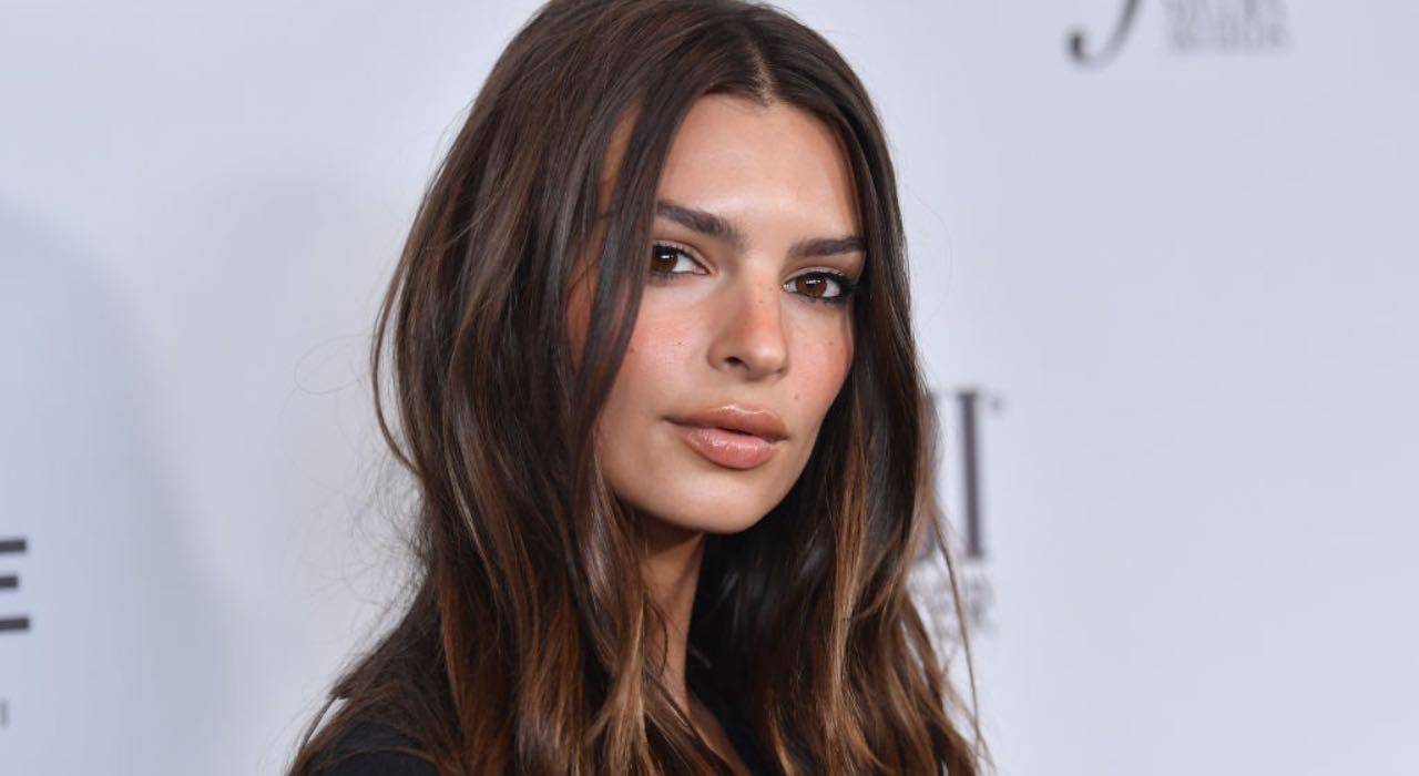 Emily Ratajkowski, la foto senza veli stende i fan: ma non è sola