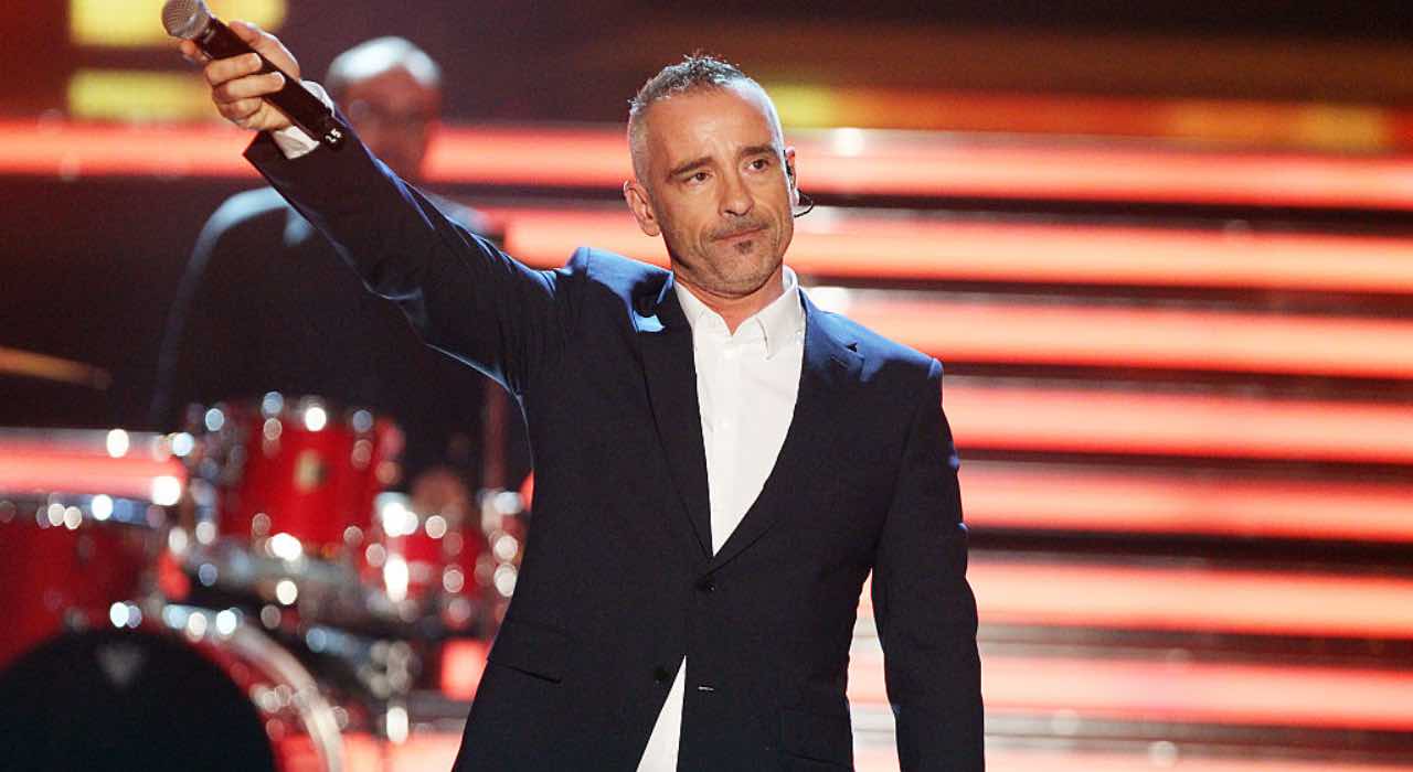 Eros Ramazzotti "per non dimenticare MAI": foto tragica e toccante