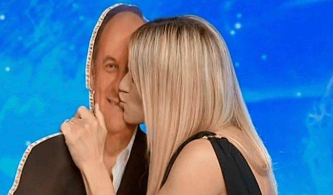 Michelle Hunziker bacia Gerry Scotti (fonte Striscia la notizia)