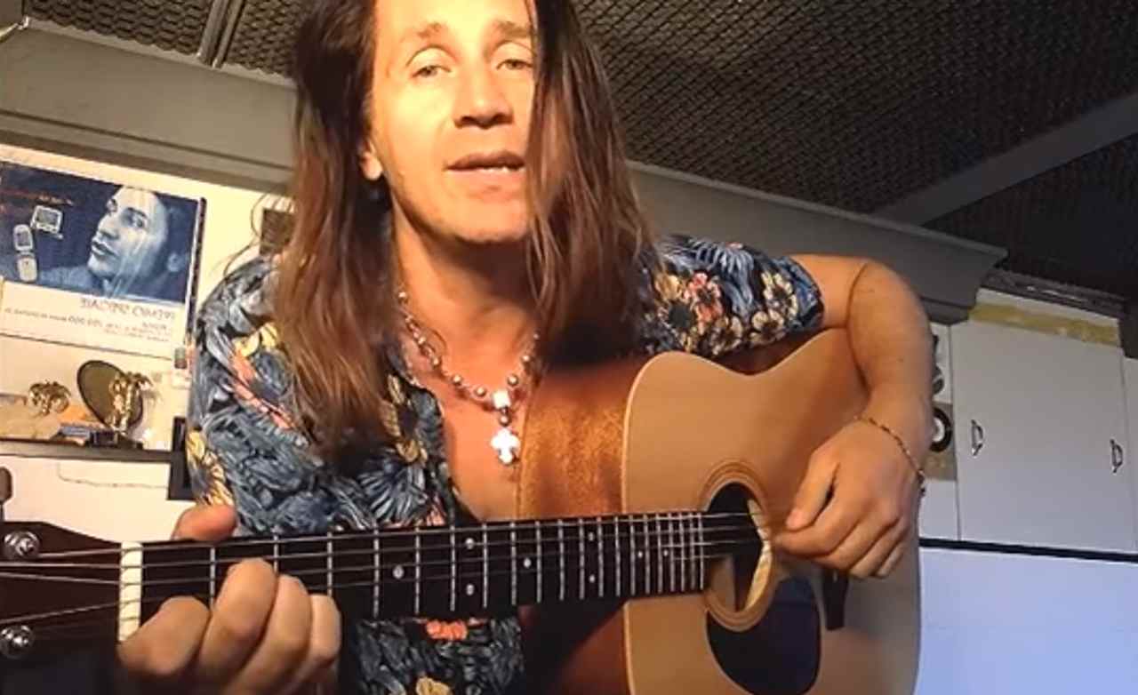 Povia modifica "Bella Ciao" in "Italia Ciao"