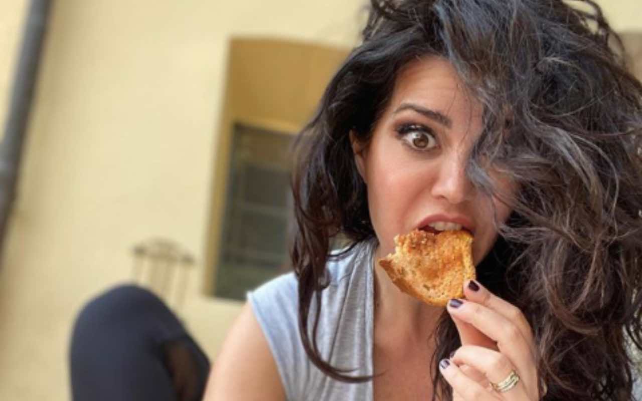 Laura Torrisi, distesa sul letto: la foto fa girare la testa ai fan