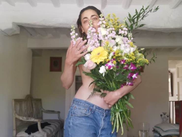 Miriam Leone senza intimo, a coprirla solo i fiori: "Grazie di tutto"