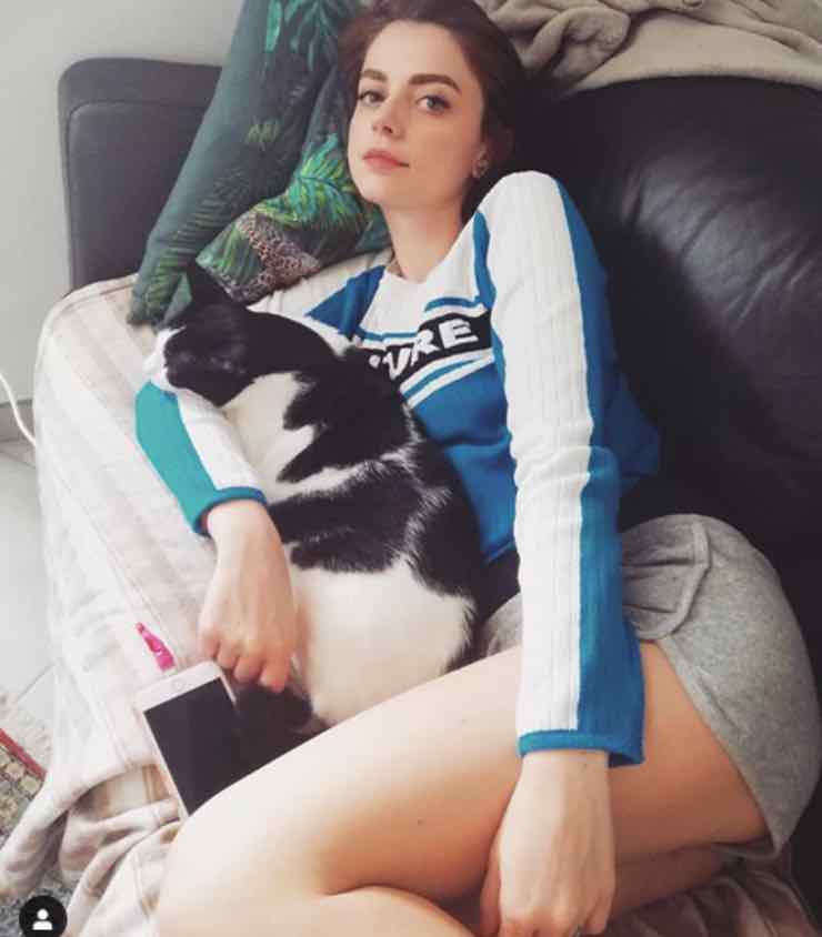 Annalisa, 'Houseparty' e foto distesa sul divano: ma quel dettaglio...