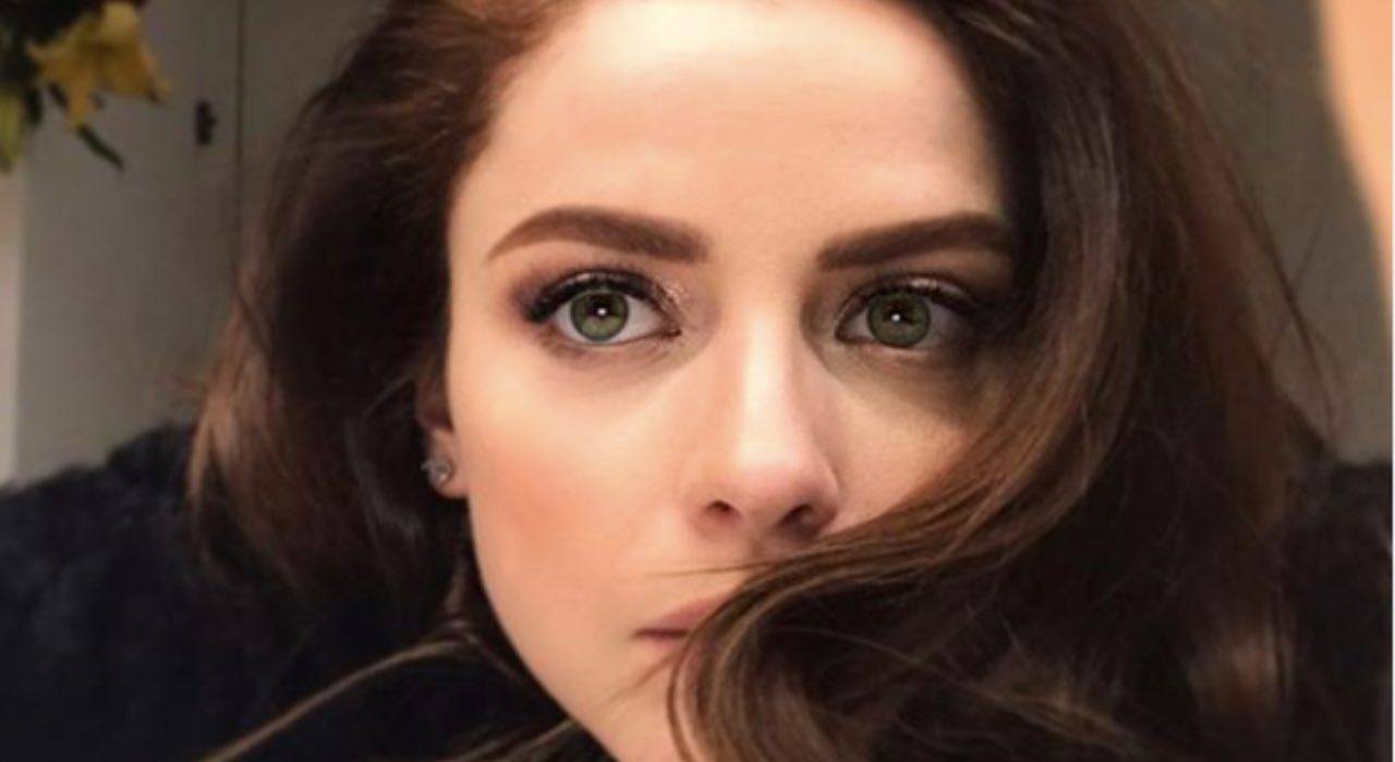 Annalisa, 'Houseparty' e foto distesa sul divano: ma quel dettaglio...