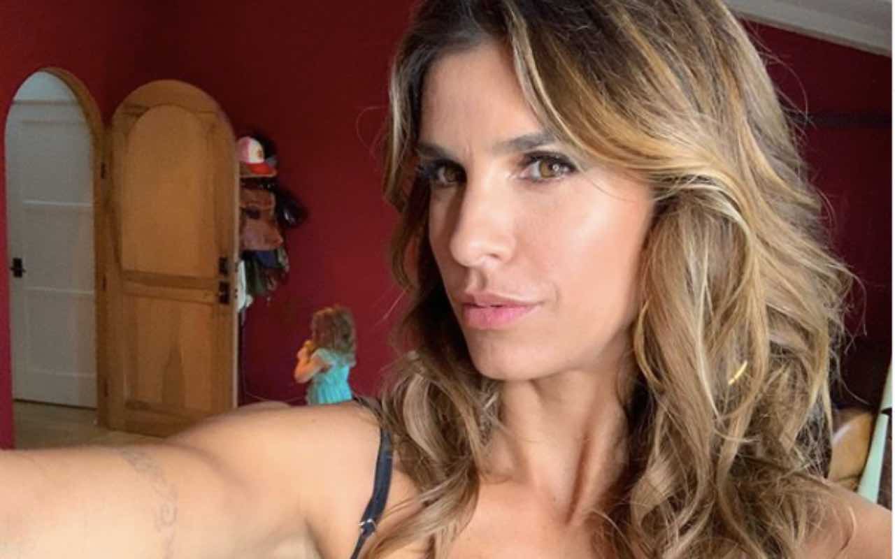 Elisabetta Canalis, tuta rossa attillata e "momenti romantici"