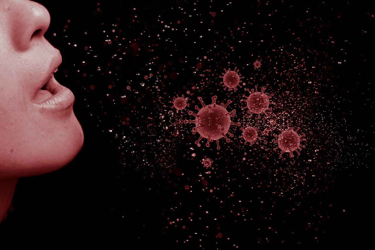 Coronavirus, bevono candeggina e disinfettante come antidoto: ricoverati