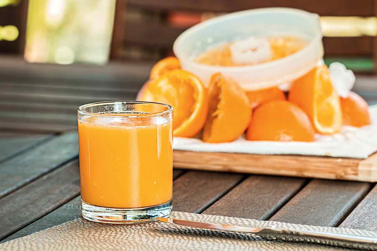 Buccia d'arancia, proprietà e benefici: migliorare la tua pelle senza sprechi