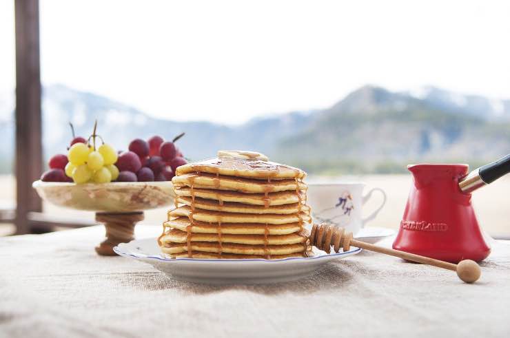 Colazione con pancake al cacao: ricetta semplice ed economica