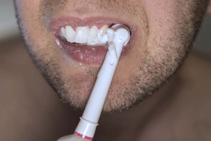 Dentifricio, come usarlo? Ecco 10 alternative che non ti aspetti