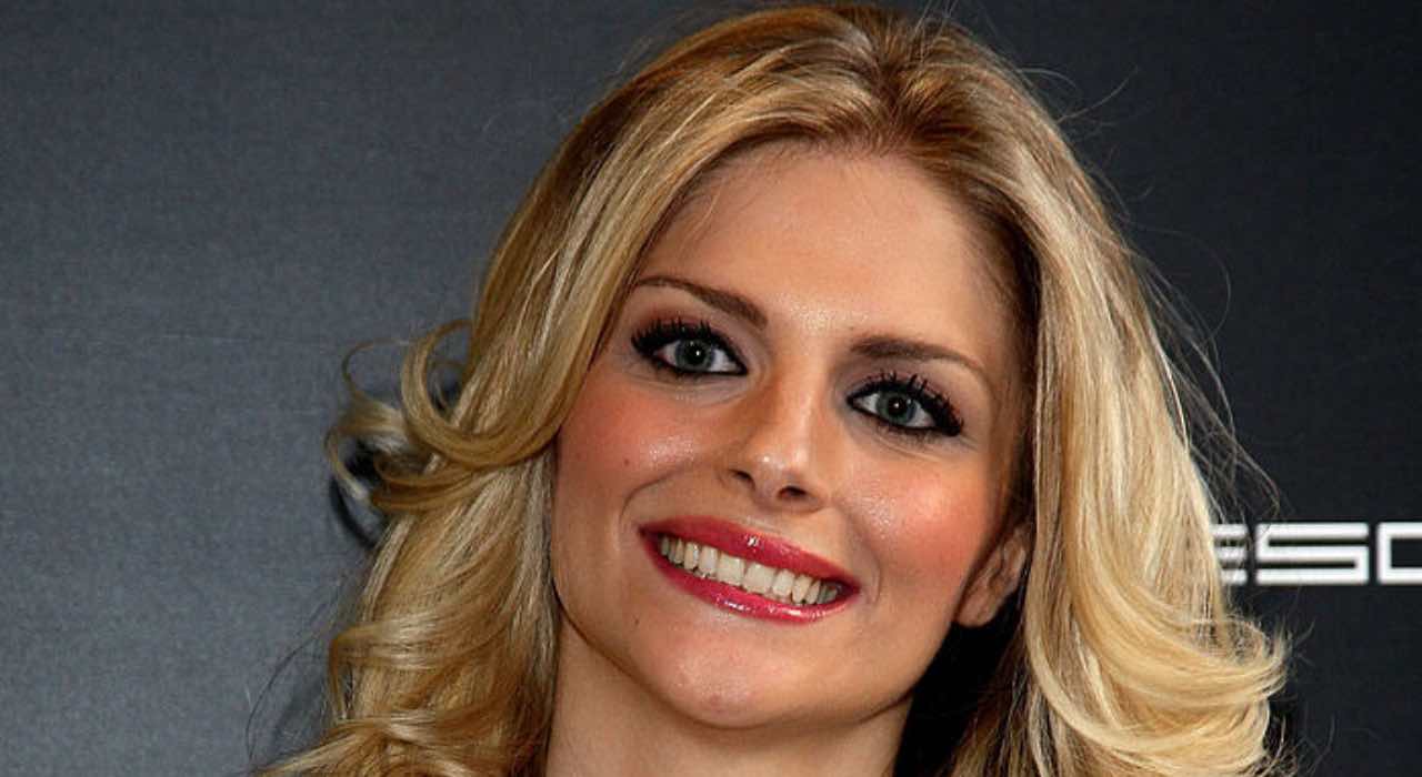 Francesca Cipriani è madre natura: stesa senza intimo sul letto di fiori