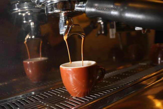 Pagano 100 euro per due caffè, i due casertani in favore della ripresa