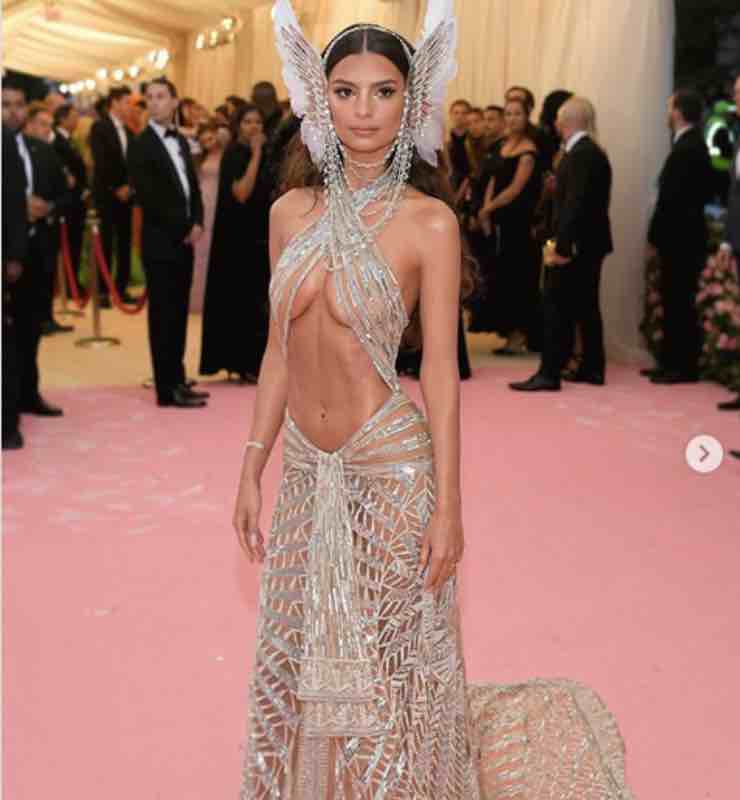 Emily Ratajkowski ricorda il MET GALA 2019: e voi ricordate il suo abito?