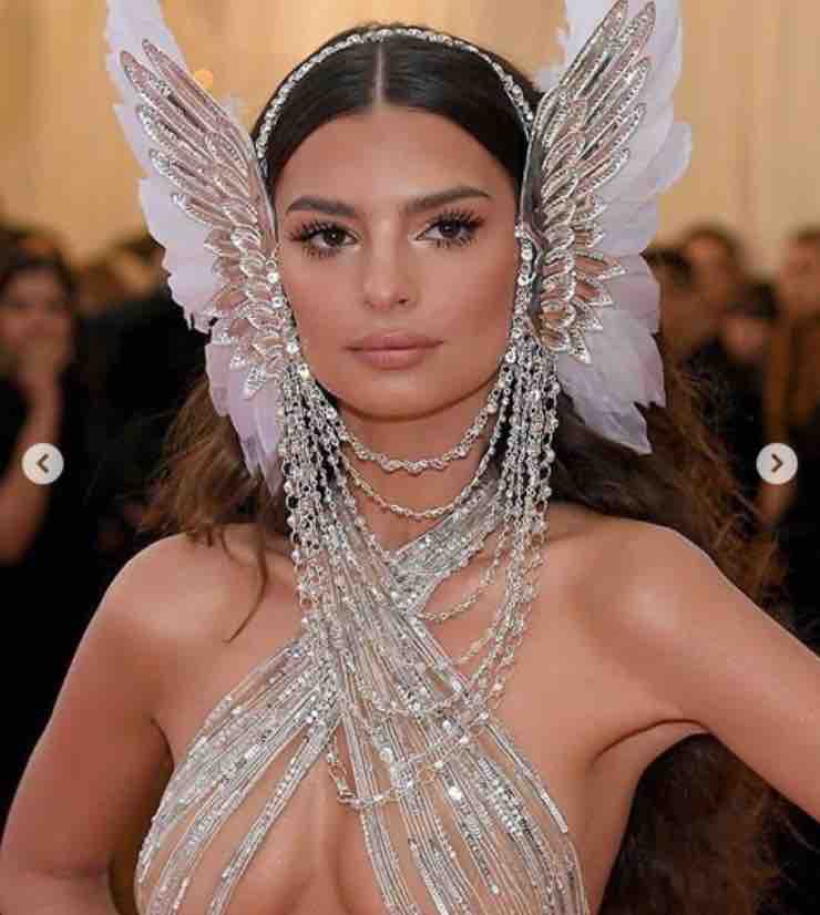 Emily Ratajkowski ricorda il MET GALA 2019: e voi ricordate il suo abito?