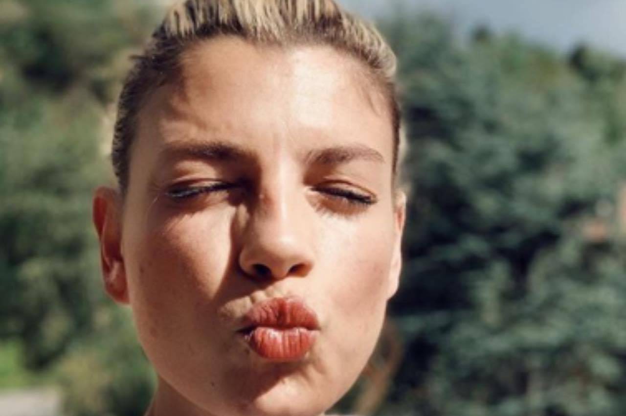 Emma Marrone innamorata: occhi chiusi e il bacio sul volto