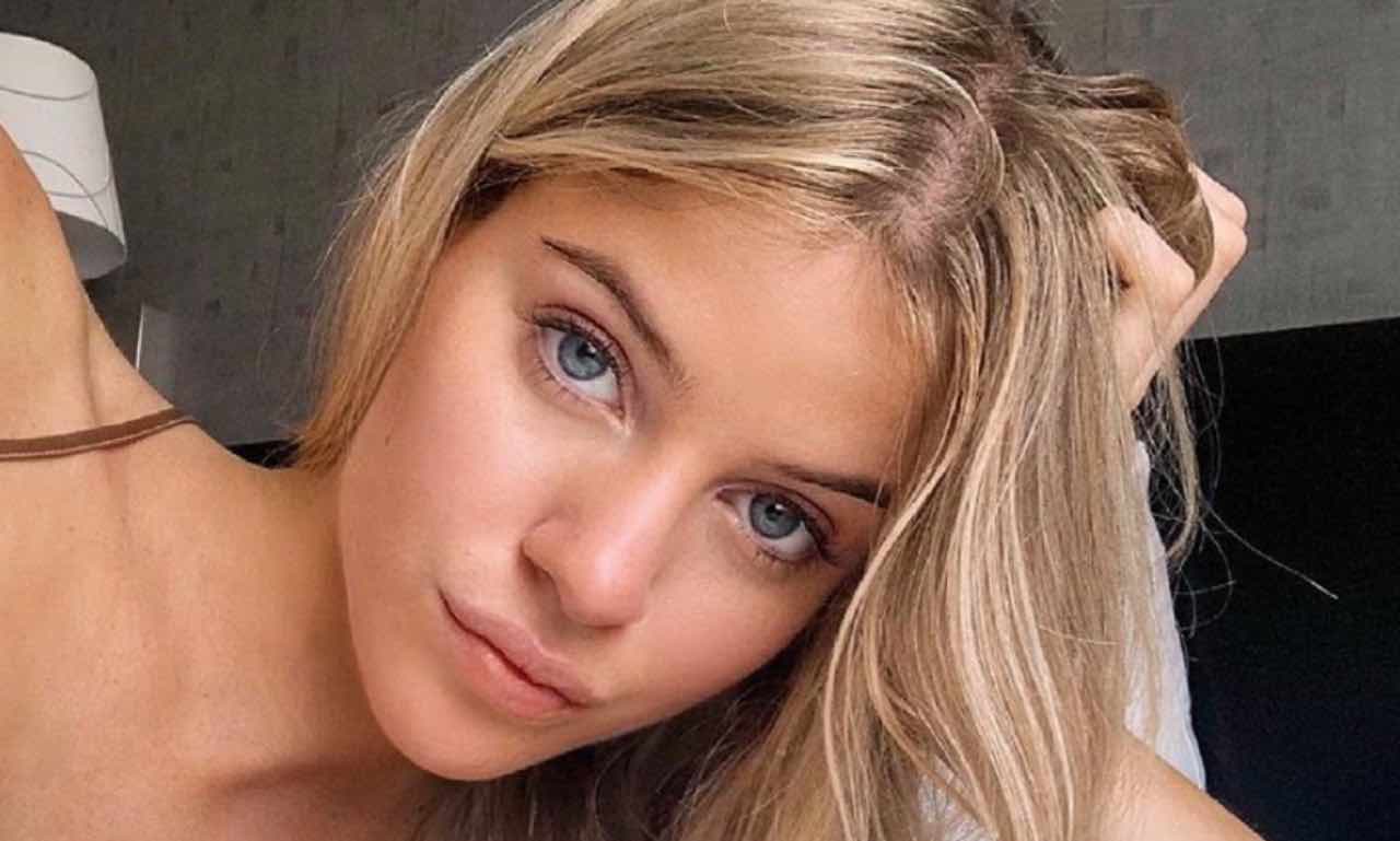 Sara Croce in total black seduce tutti: "Le mie congiunte"