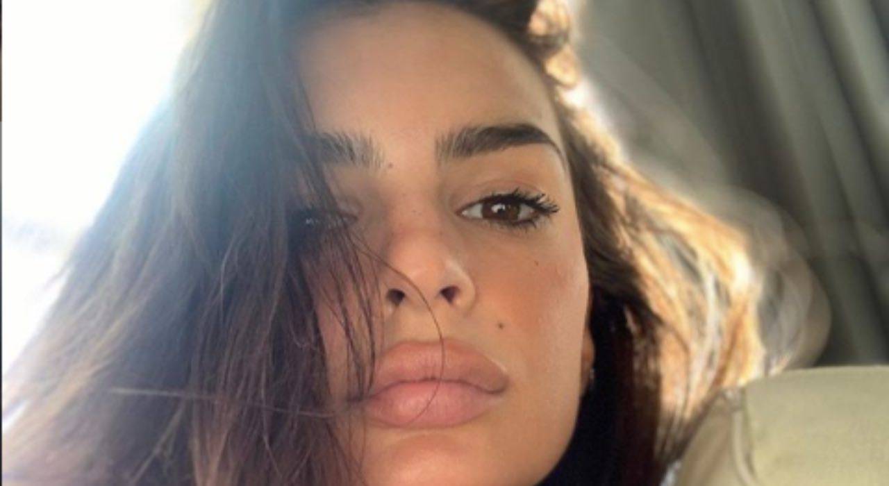 Emily Ratajkowski bikini micro: la dea della sensualità gioca coi fan