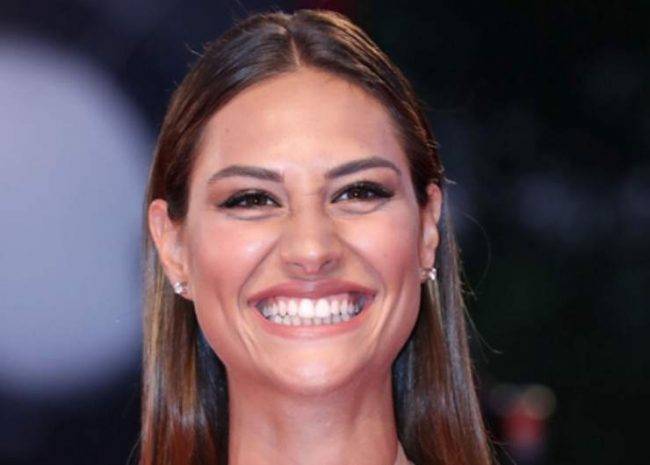 Beatrice Valli mostra l'ombra del pancione, ci siamo quasi?