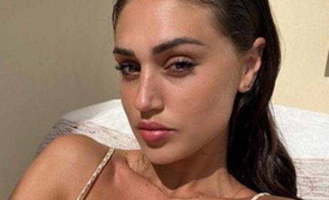 Cecilia Rodriguez prende il sole, incantevole in costume 