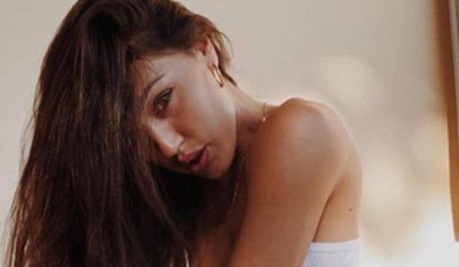 Cecilia Rodriguez prende il sole, incantevole in costume