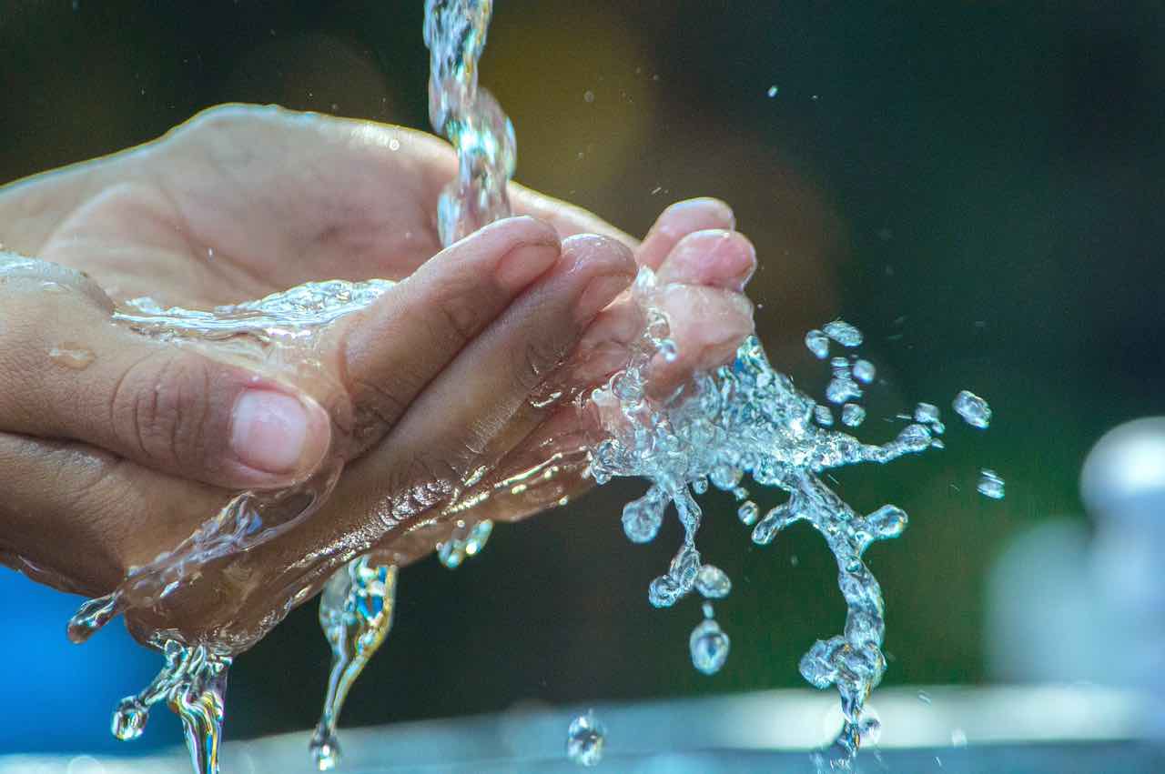 Pelle raggrinzita in acqua, perché? La scienza ne spiega i motivi