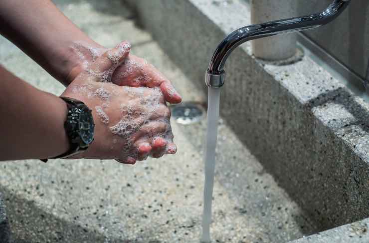 Pelle raggrinzita in acqua, perché? La scienza ne spiega i motivi