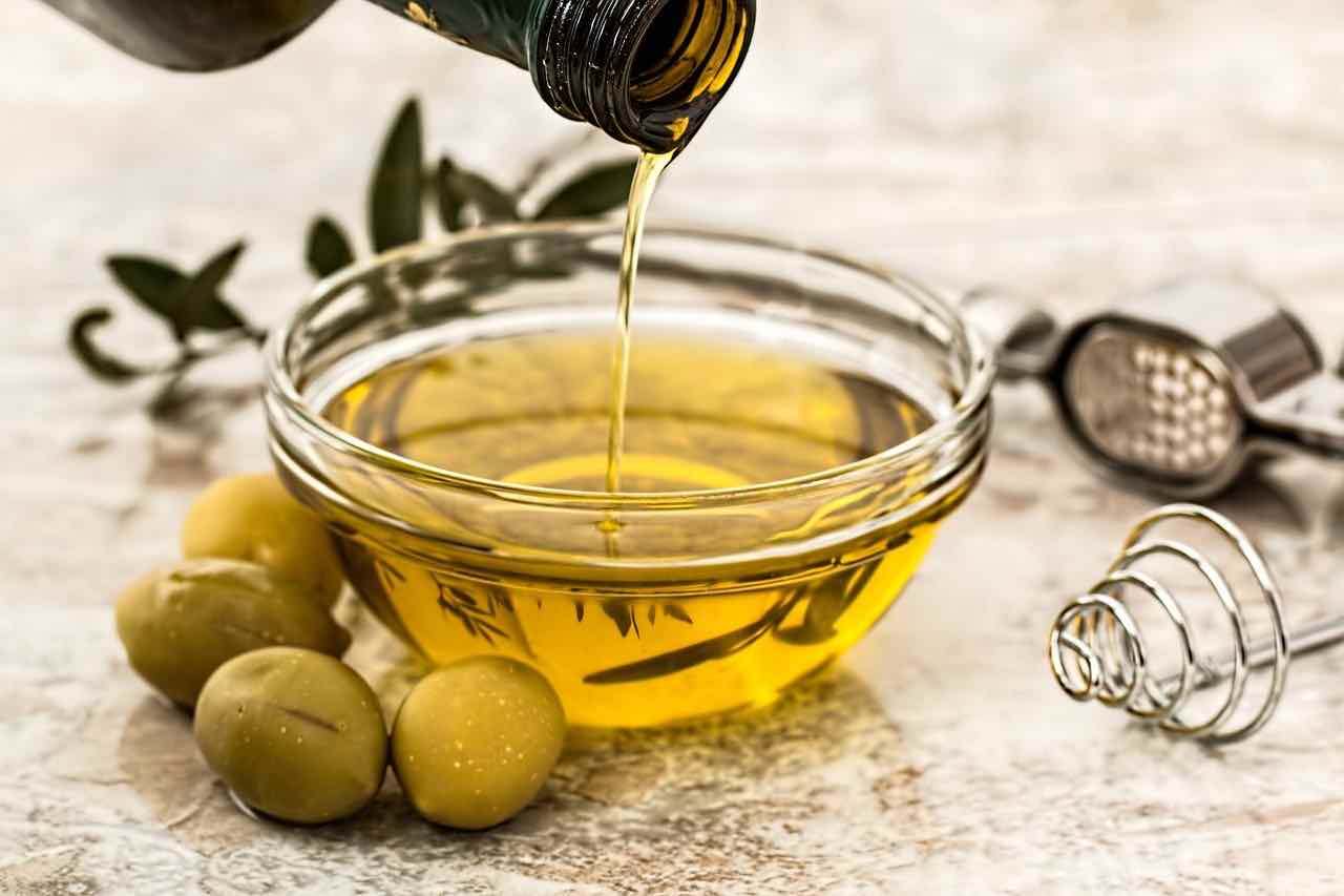 Olio extravergine d'oliva, tanti benefici: perché è il migliore in cucina?