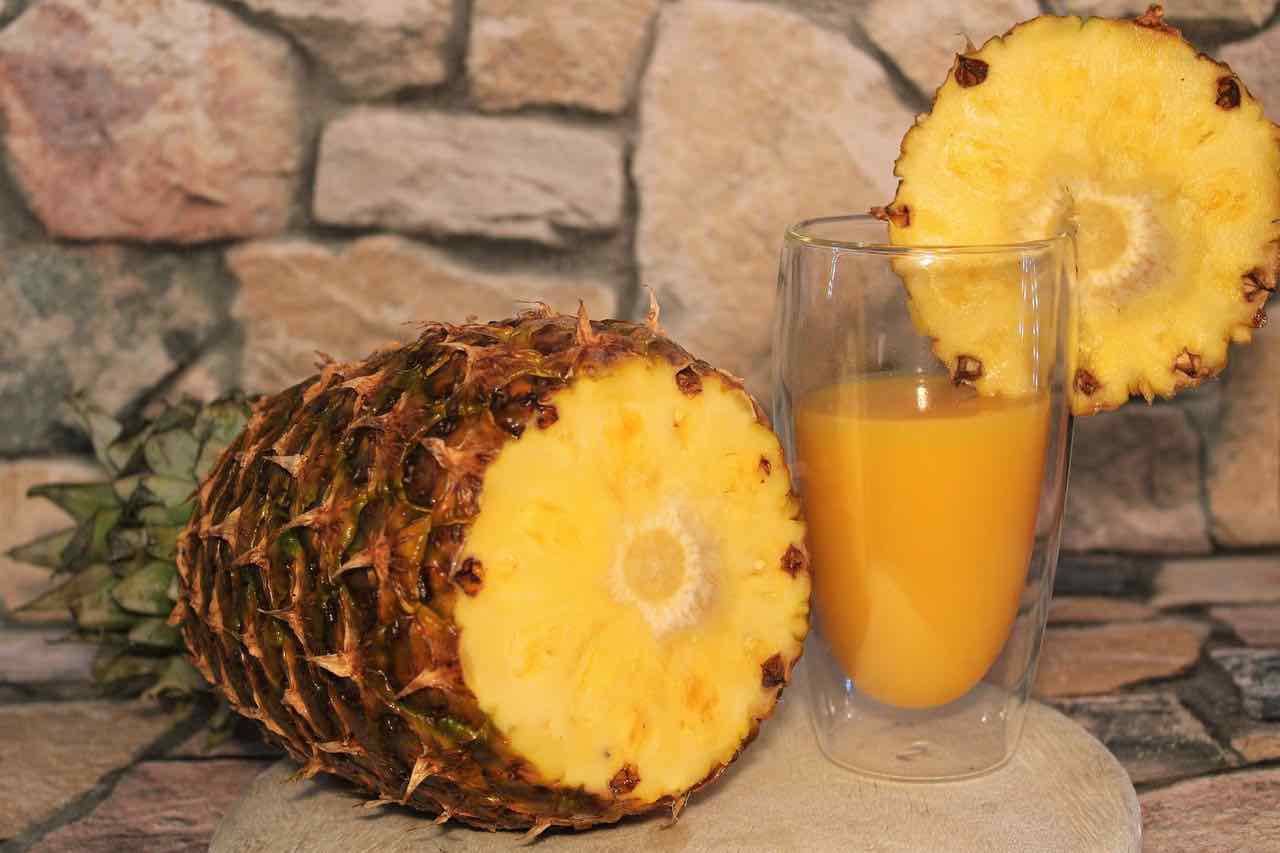 Ananas, limone e zenzero: tre ingredienti per dire addio ai chili di troppo