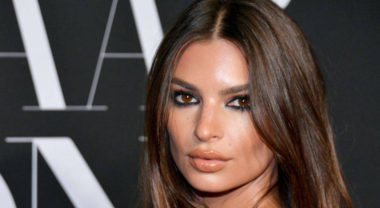 Emily Ratajkowski micro bikini: lei festeggia ma il regalo è per i fan