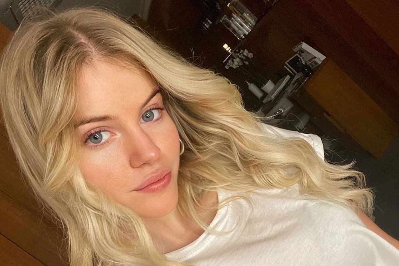 "Bella da far male", Sara Croce attillatissima stuzzica i fan