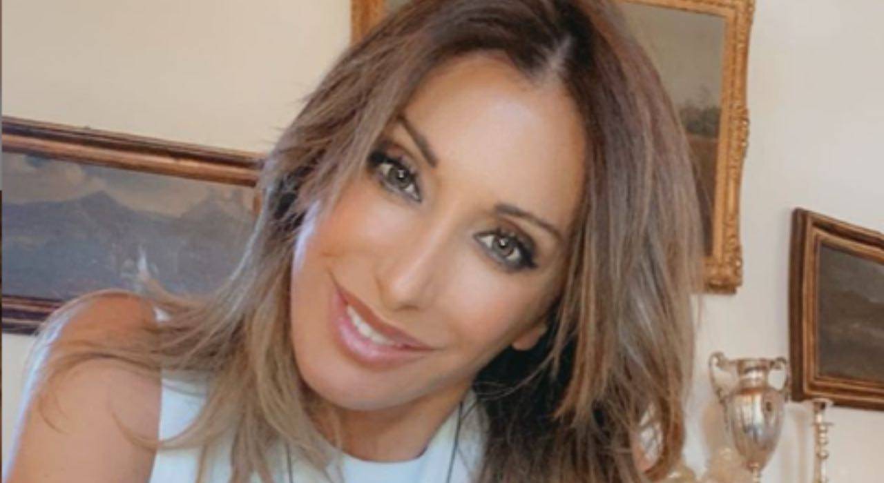 Sabrina Salerno da infarto, non allaccia il costume: "dove le metto?"