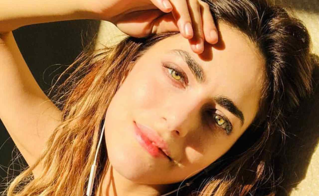 Miriam Leone, una camicia e niente più: stende i fan con "l'essenziale"