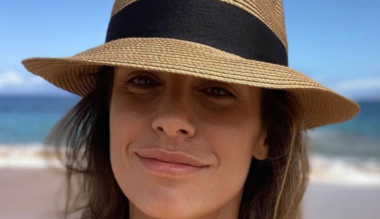 Elisabetta Canalis esplosiva: che look, libera fuori e dentro