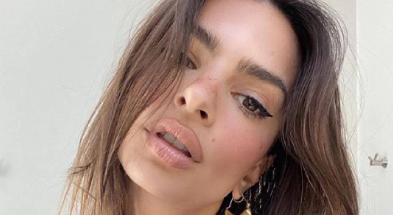 Emily Ratajkowski sexy: scollatura in auto a prova di airbag