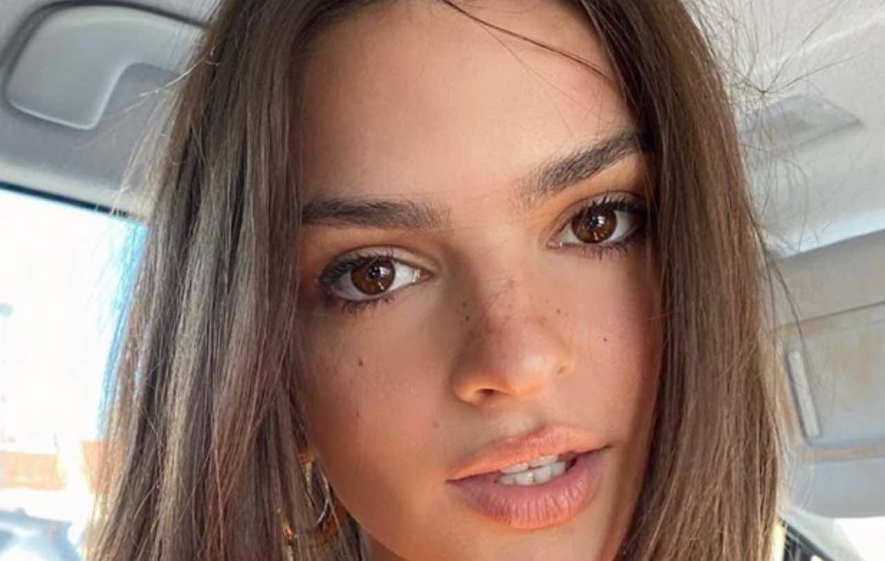 Emily Ratajkowski, il top troppo stretto alza la temperatura - Foto