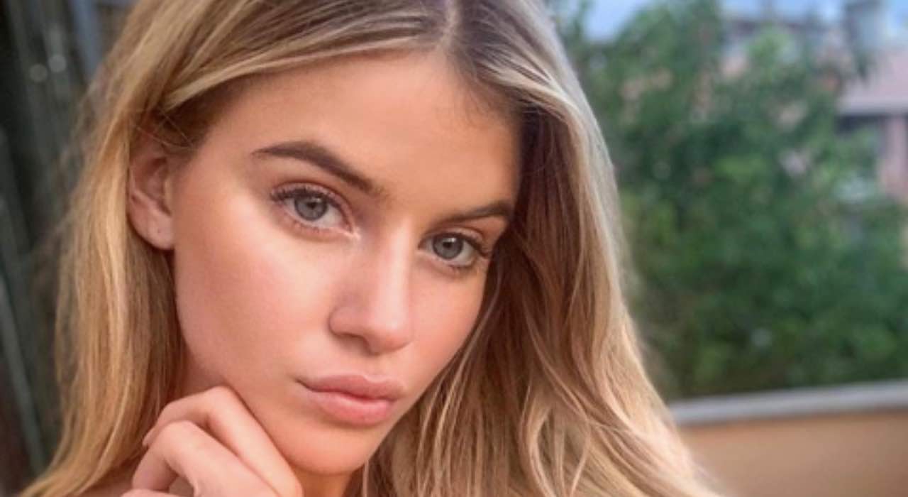 Sara Croce, il costume è mini: "Quale dei due è il panorama?"